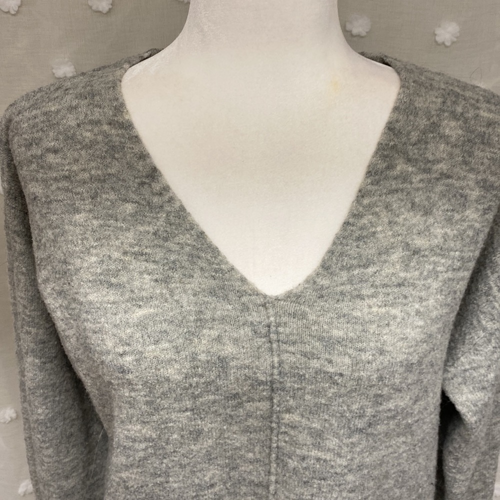 H & M Gray V-Neck Long Sleeve Sweater Size XS - Picture 2 of 6